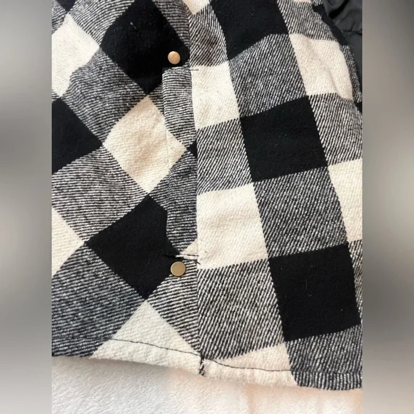 Maurices Women’s Black and White Plaid Quilted Vest with Pockets Size Large - Picture 13 of 15